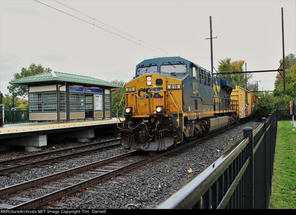 CSX 819 leads M421